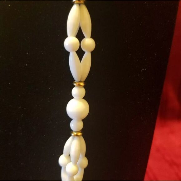 Vintage Trifari signed White bead necklace with gold beads - Picture 2 of 3